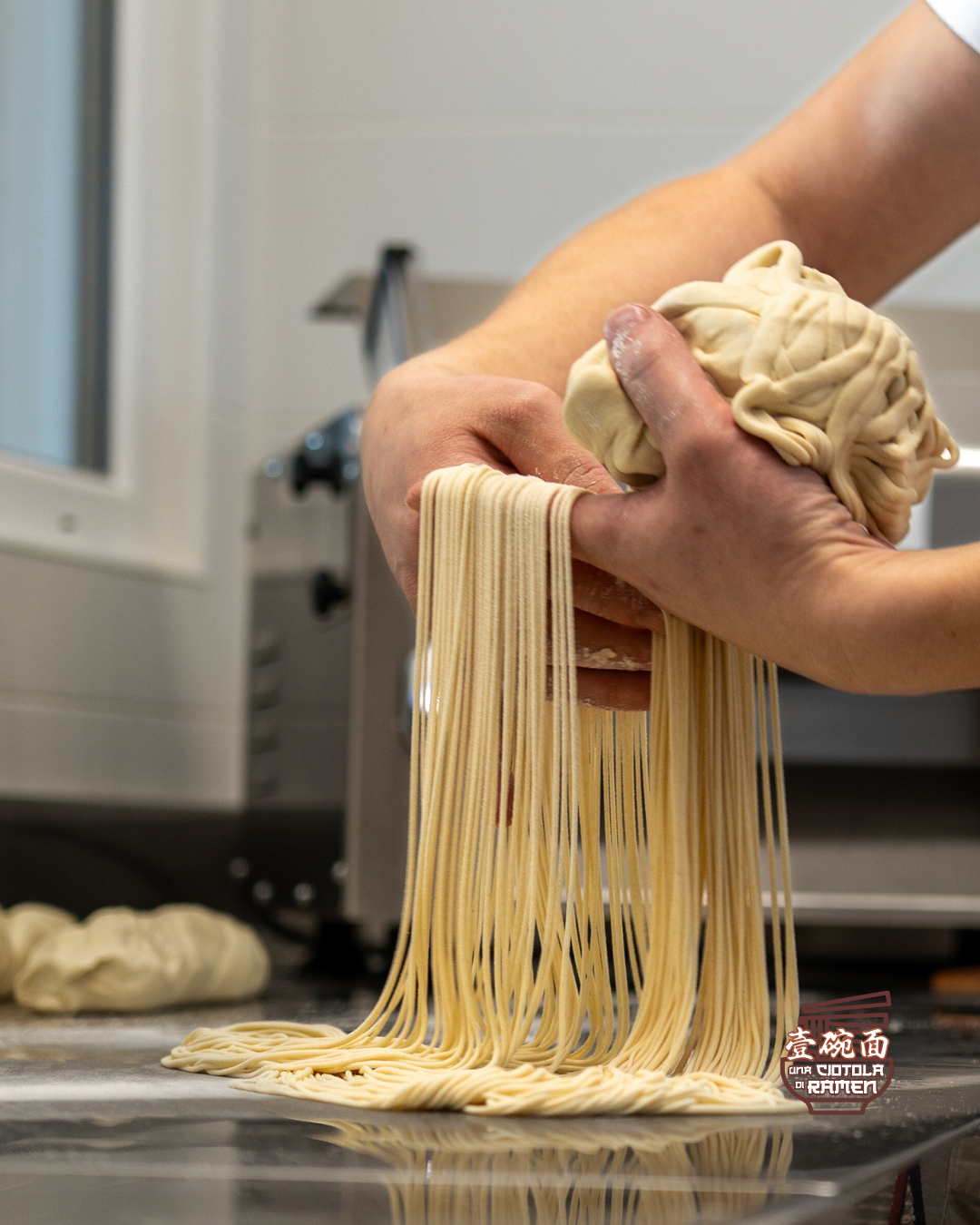 Lamian di Lanzhou tirati a mano nel ristorante ramen a Brescia